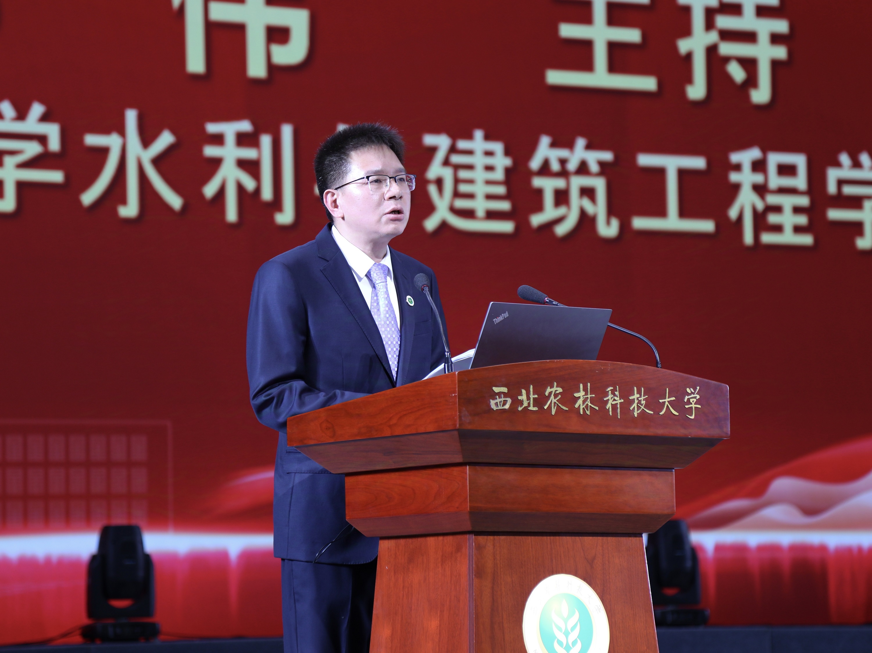 13-小宝探花
党委书记郑伟主持大会.jpg