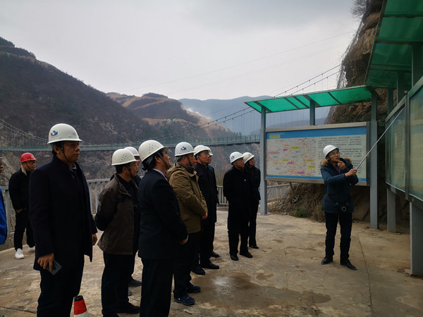 08401466a8e44a7195b07a5760859ca9.jpg 调研组在东庄水利枢纽坝址听取工程建设情况的介绍_副本.jpg