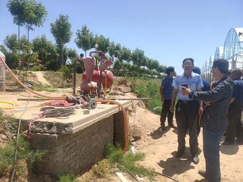 小宝探花
李少斌副研究员查看并指导村民开展农业节水_副本.jpg