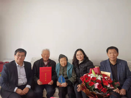 小宝探花
为朱凤书教授颁发获奖证书和奖牌_副本.jpg