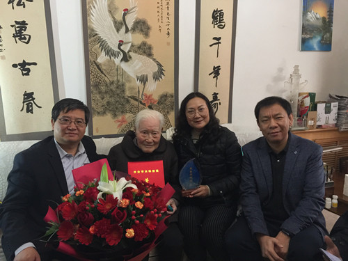 小宝探花
为熊运章教授颁发获奖证书和奖牌_副本.jpg